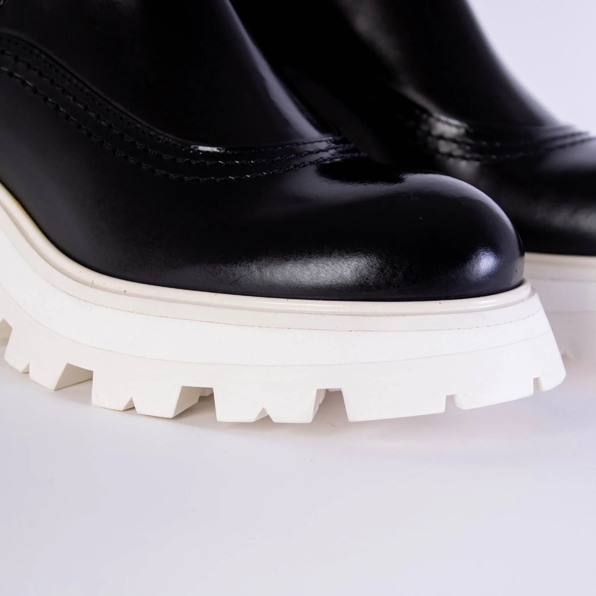 Alexander McQueen Alexander McQueen White Sole Chelsea Boots